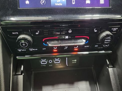 Used 2024 Jeep Grand Cherokee Altitude image 31