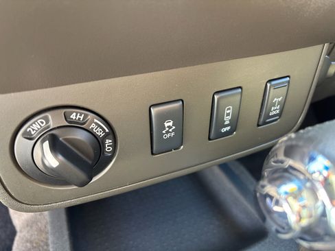 Used 2013 Nissan Frontier PRO-4X image 9