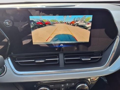 Used 2025 Chevrolet Trax LT FWD image 21