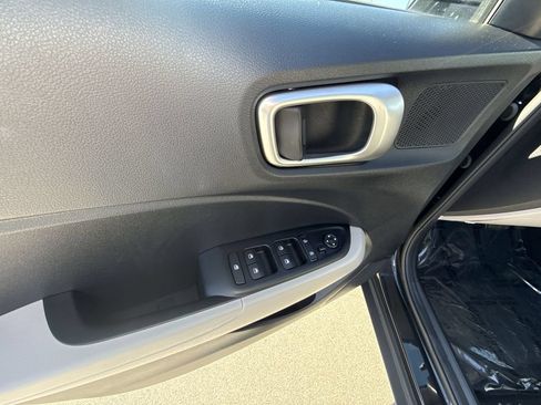 Used 2023 Hyundai Venue SEL FWD image 15