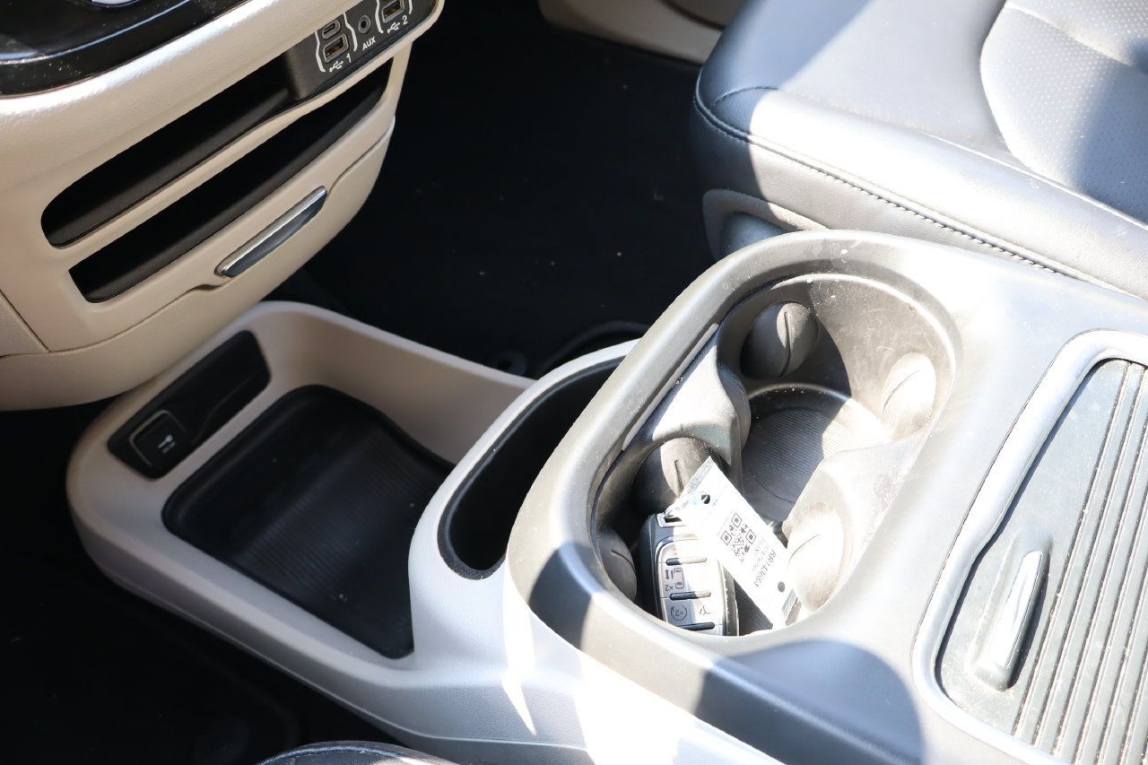 Used 2024 Chrysler Pacifica Touring-L FWD image 27