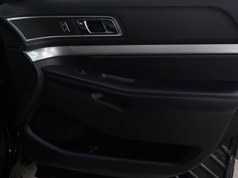 Used 2017 Ford Explorer XLT w/ Equipment Group 202A image 9