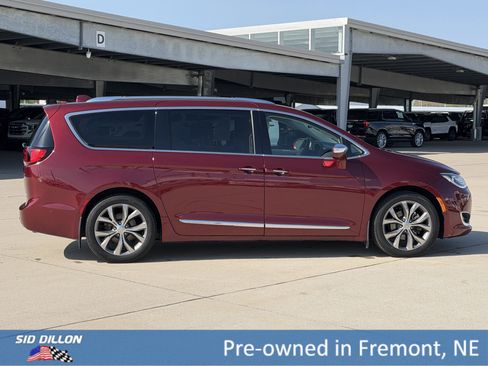 Used 2019 Chrysler Pacifica Limited w/ Tire & Wheel Group FWD image 3