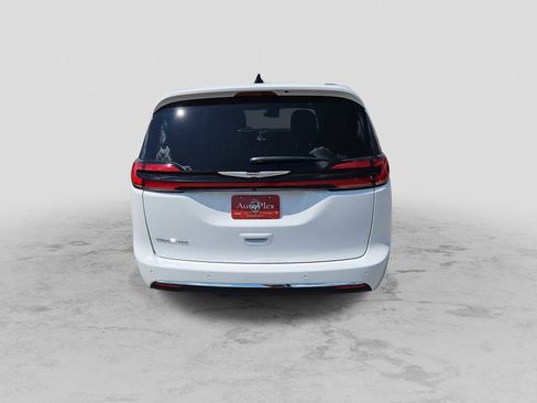 New 2025 Chrysler Pacifica Select image 7