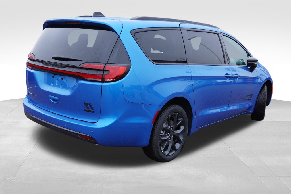 New 2027 Chrysler Pacifica Select AWD/4WD image 3