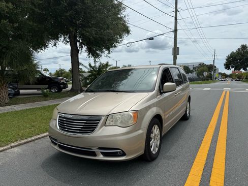 Used 2013 Chrysler Town & Country Touring FWD image 2