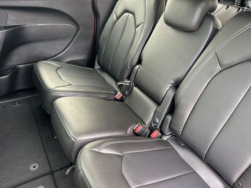 New 2026 Chrysler Pacifica Select image 9