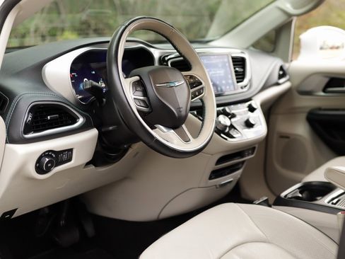 Used 2018 Chrysler Pacifica Limited w/ Advanced Safetytec Group image 9