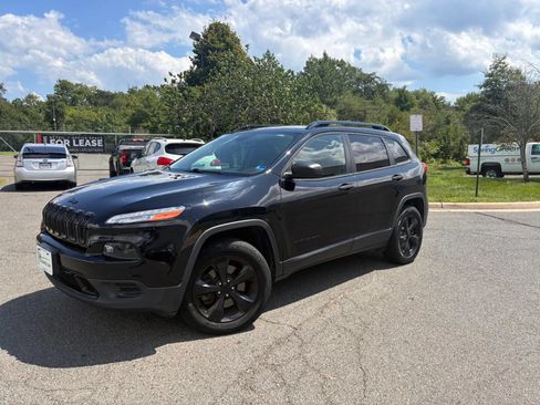 Used 2017 Jeep Cherokee Sport w/ Cold Weather Group AWD/4WD image 2