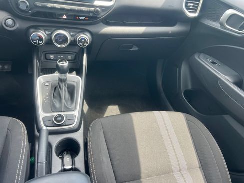 Used 2025 Hyundai Venue SEL FWD image 32