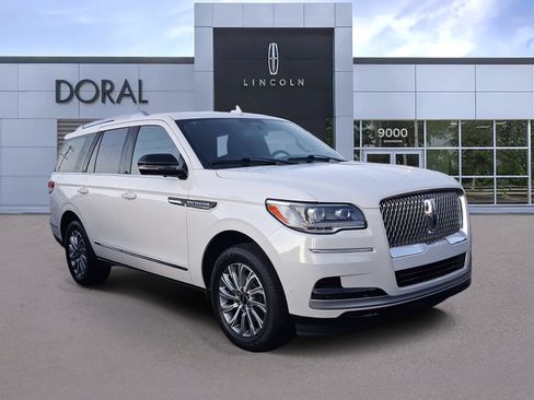 Certified 2024 Lincoln Navigator Premiere AWD/4WD image 1