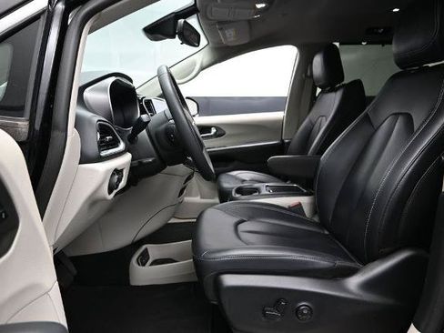 Used 2024 Chrysler Pacifica Touring-L FWD image 17