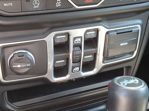 Used 2018 Jeep Wrangler Unlimited Sahara image 25