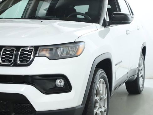 Used 2025 Jeep Compass Limited AWD/4WD image 4
