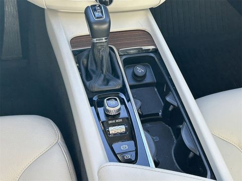 Used 2021 Volvo XC60 T5 Momentum w/ Protection Package Premier image 21