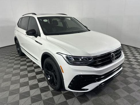 Used 2023 Volkswagen Tiguan SE R-Line AWD/4WD image 2