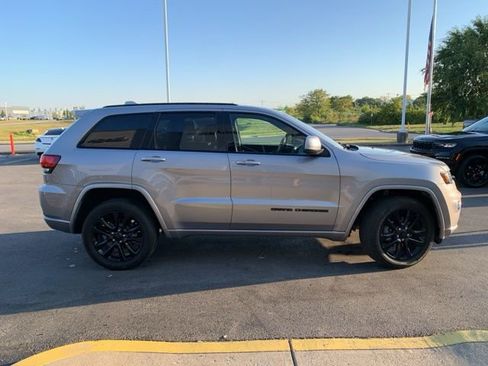 Used 2019 Jeep Grand Cherokee Altitude image 2