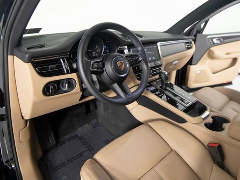 Certified 2025 Porsche Macan AWD/4WD image 15