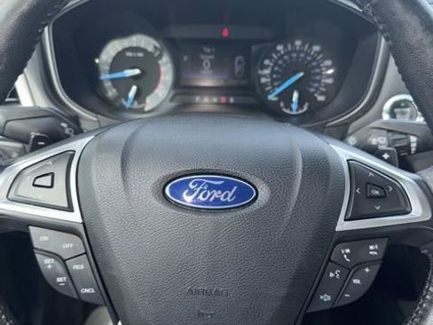 Used 2017 Ford Fusion SE w/ Equipment Group 201A image 11