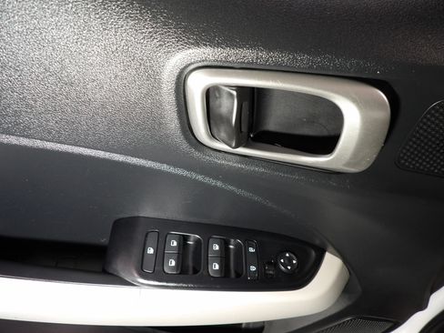 Used 2025 Hyundai Venue SEL FWD image 7
