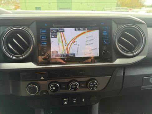 Used 2018 Toyota Tacoma TRD Sport image 16