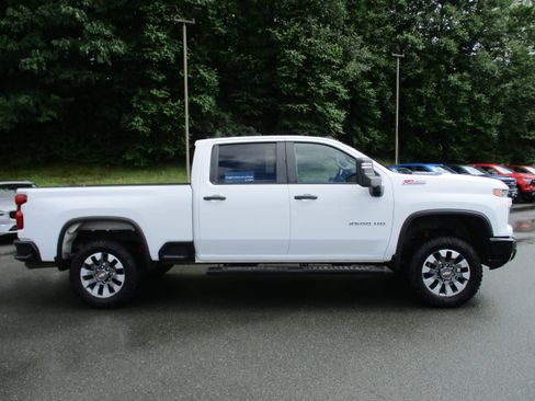 Used 2024 Chevrolet Silverado 2500 Custom w/ Custom Value Package AWD/4WD image 4