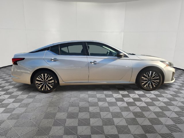Used 2025 Nissan Altima 2.5 SV FWD image 4
