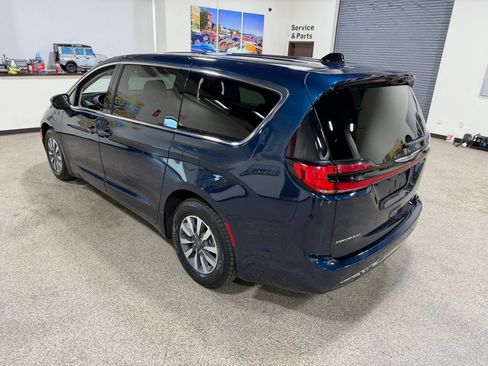 Used 2023 Chrysler Pacifica Touring-L FWD image 17