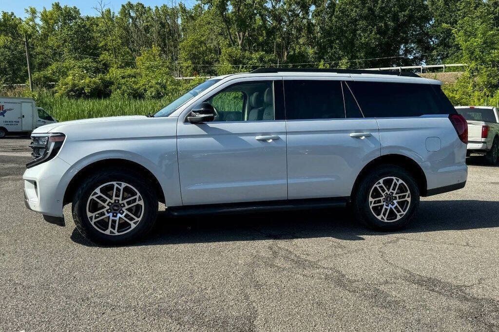 Used 2025 Ford Expedition Active AWD/4WD image 6