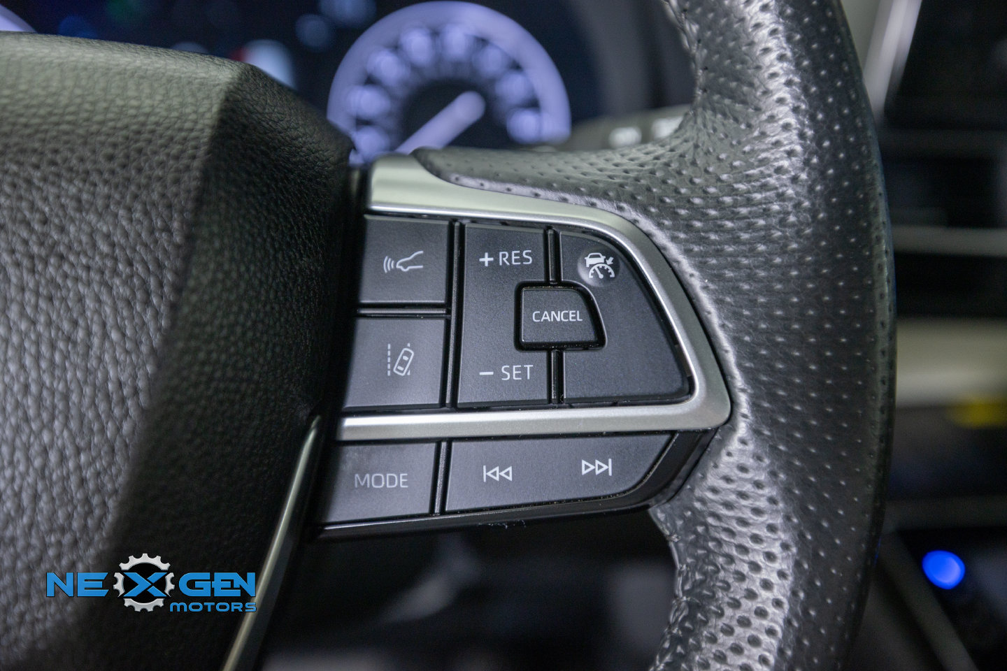 Used 2024 Toyota Sienna Limited AWD/4WD image 16