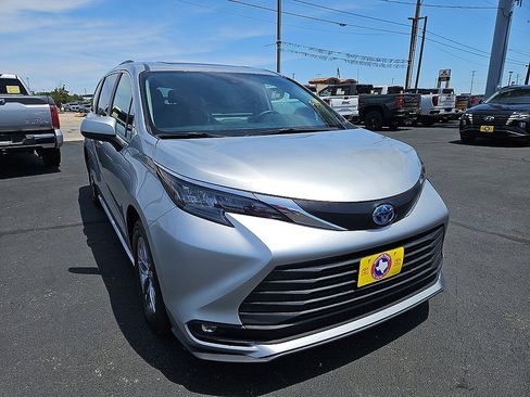 Used 2025 Toyota Sienna XLE FWD image 7