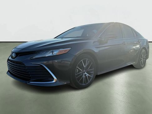 Used 2022 Toyota Camry XLE image 2