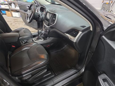 Used 2017 Jeep Cherokee Trailhawk w/ Comfort & Convenience Group image 10