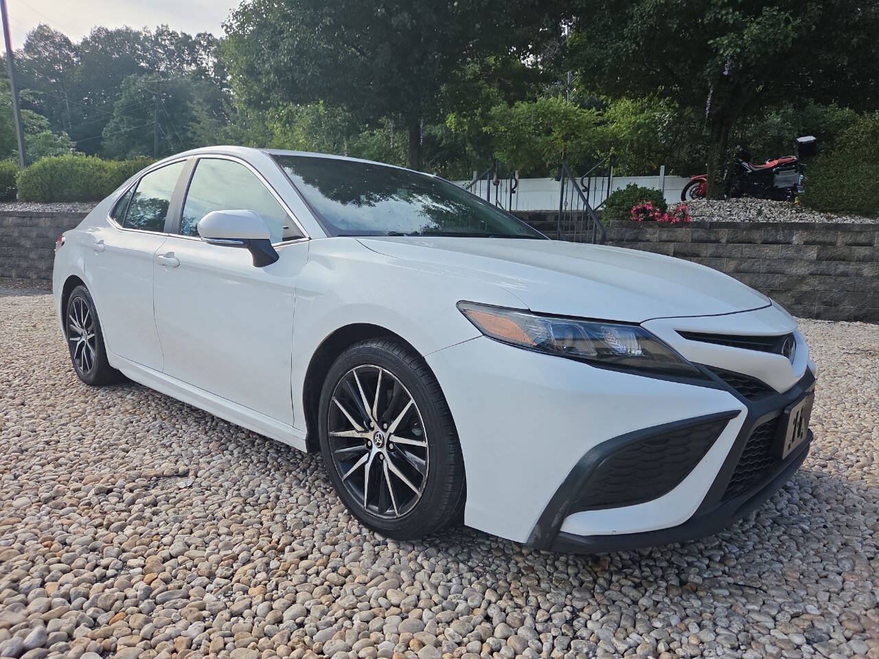 Used 2022 Toyota Camry SE FWD image 1