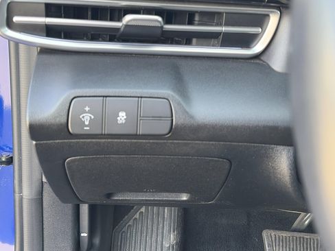 Certified 2025 Hyundai Elantra Limited FWD image 16