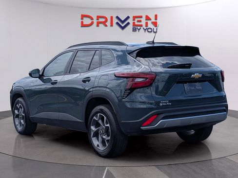 Used 2025 Chevrolet Trax LT image 3