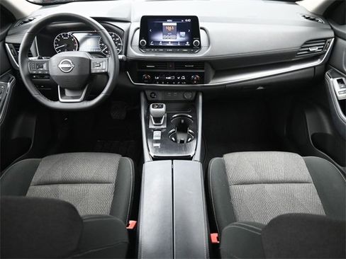 Used 2025 Nissan Rogue SV image 6