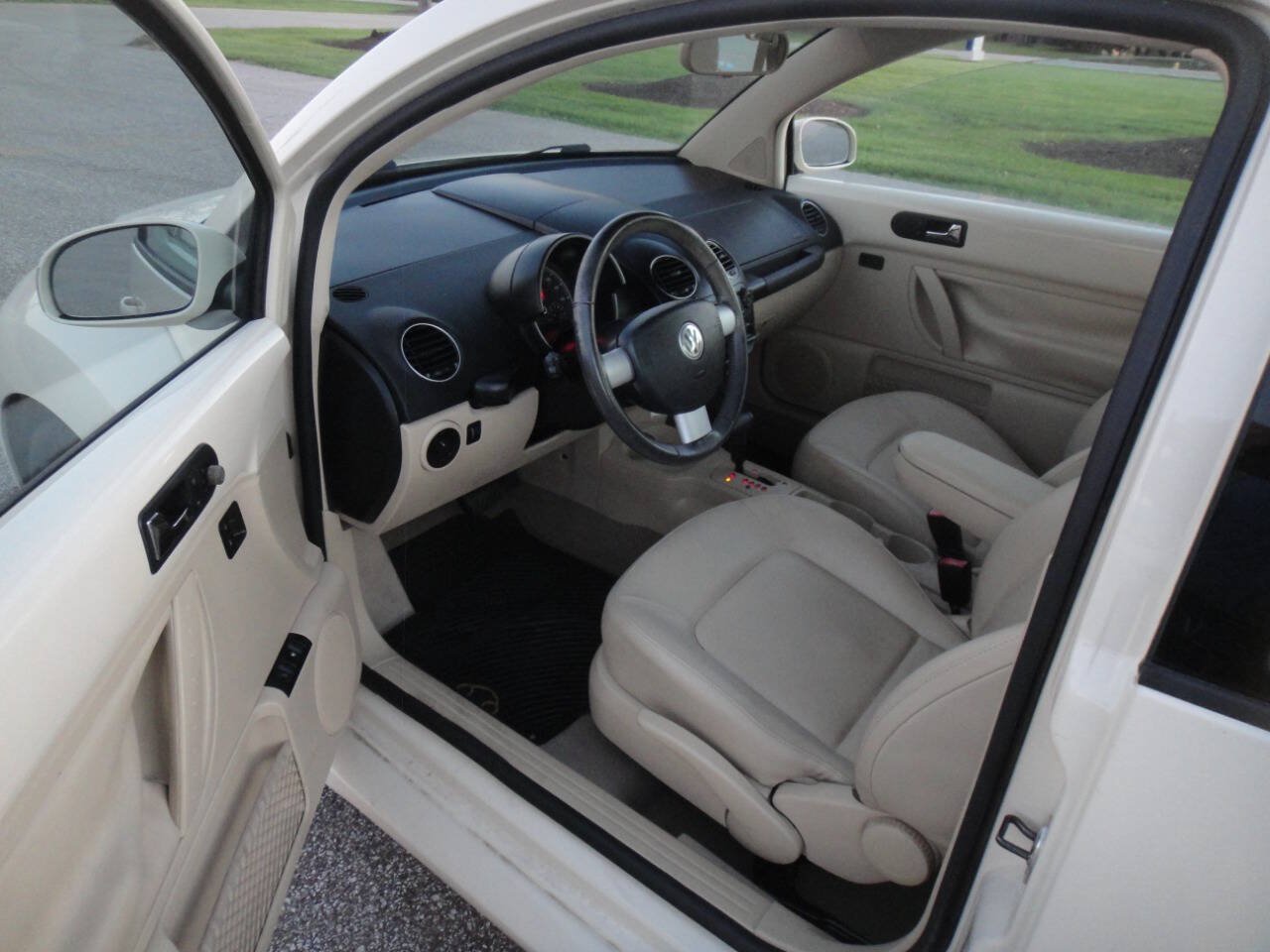 Used 2010 Volkswagen Beetle Coupe FWD image 13