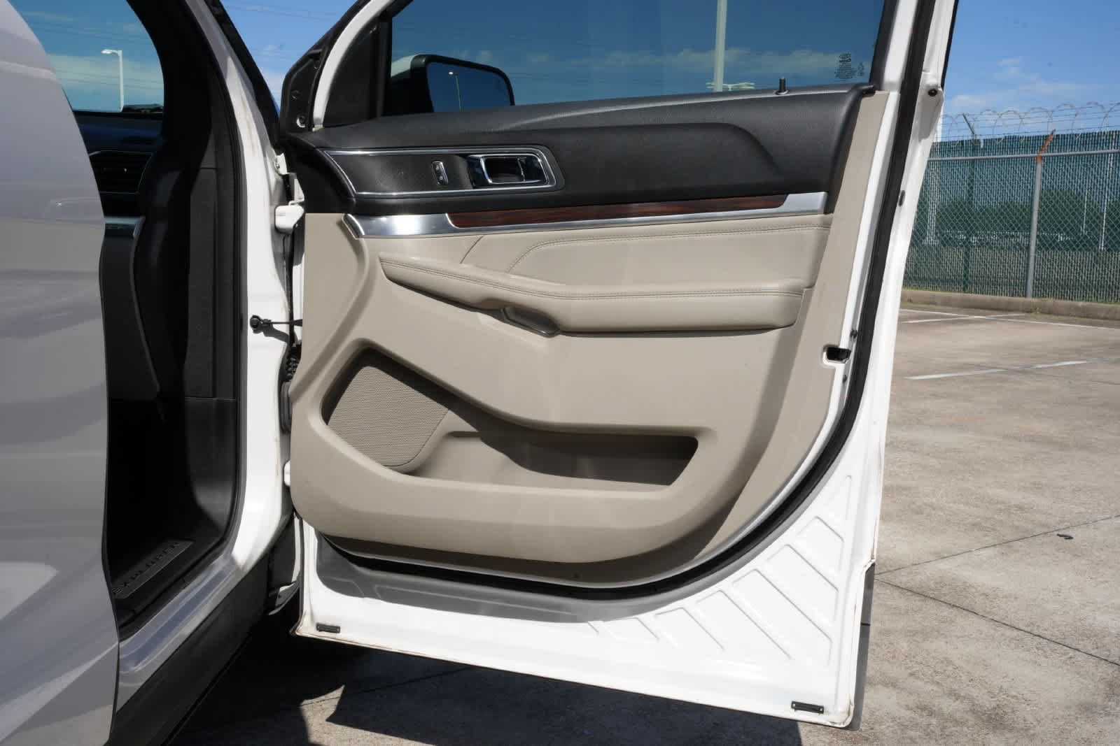Used 2018 Ford Explorer Limited w/ Ford Safe & Smart Package FWD image 24