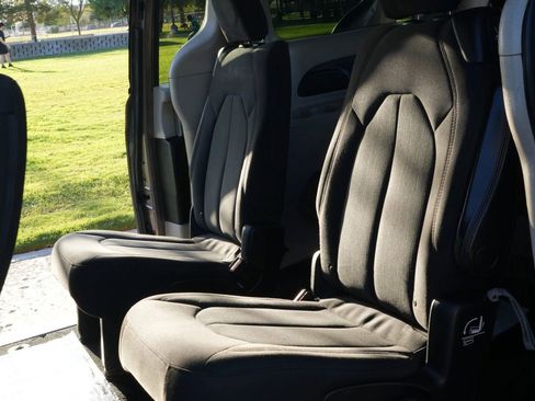 Used 2017 Chrysler Pacifica LX image 6