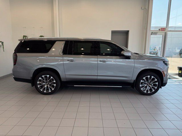 Used 2025 Chevrolet Suburban High Country AWD/4WD image 33