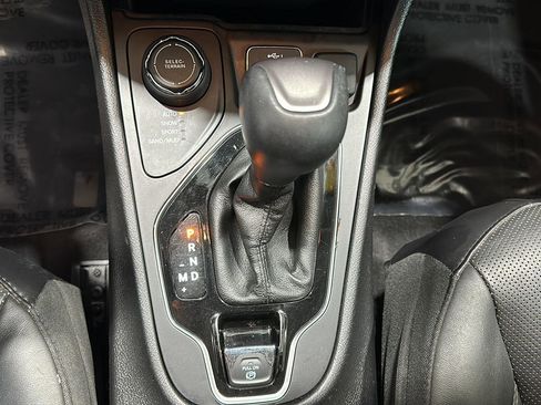 Used 2019 Jeep Cherokee Limited image 15