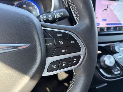 Used 2025 Chrysler Pacifica Select FWD image 14