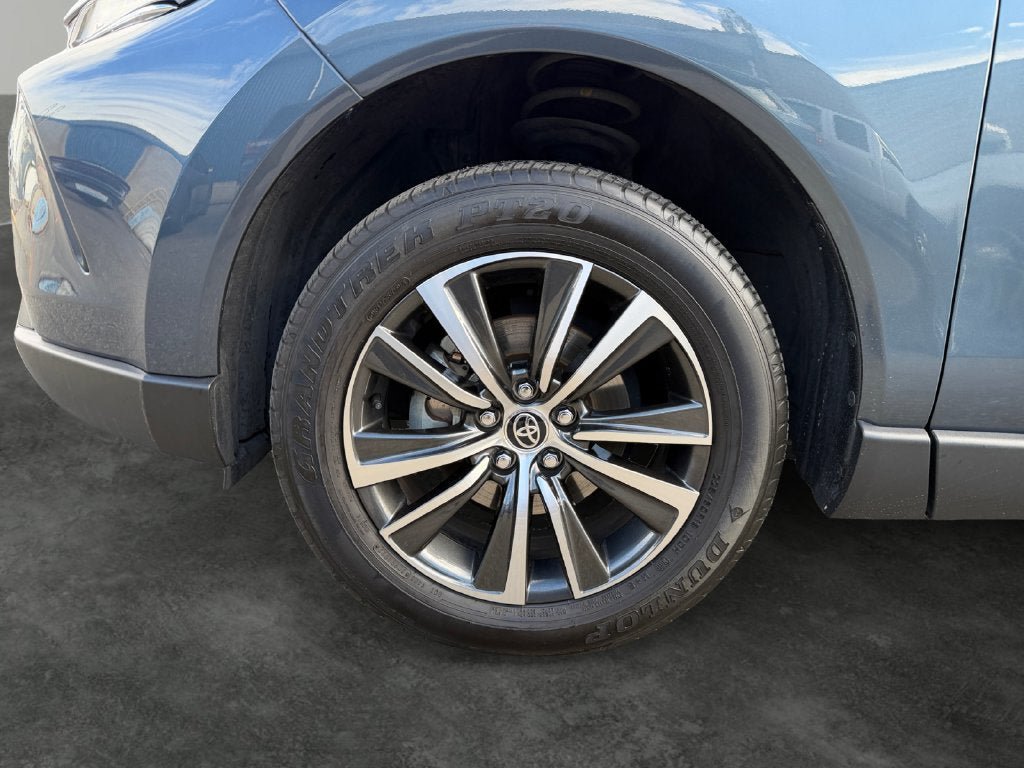 Used 2024 Toyota Venza LE AWD/4WD image 4