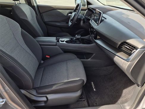 Used 2022 Nissan Rogue SV image 11