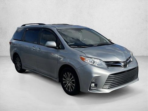 Used 2019 Toyota Sienna XLE image 3