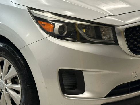 Used 2017 Kia Sedona LX image 6
