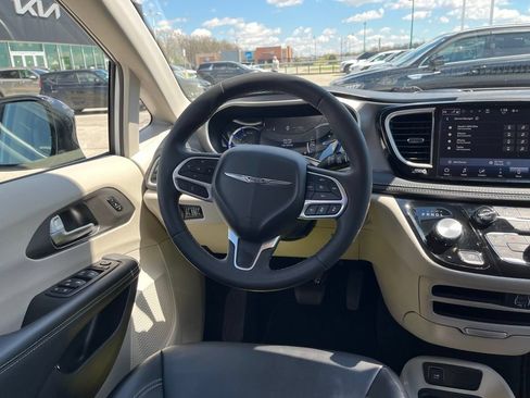 Used 2024 Chrysler Pacifica Limited FWD image 17