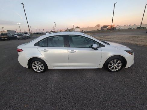Used 2025 Toyota Corolla LE image 2