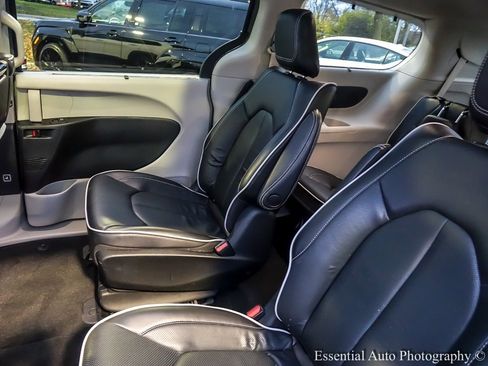 Used 2022 Chrysler Pacifica Limited w/ Uconnect Theater Family Group image 19